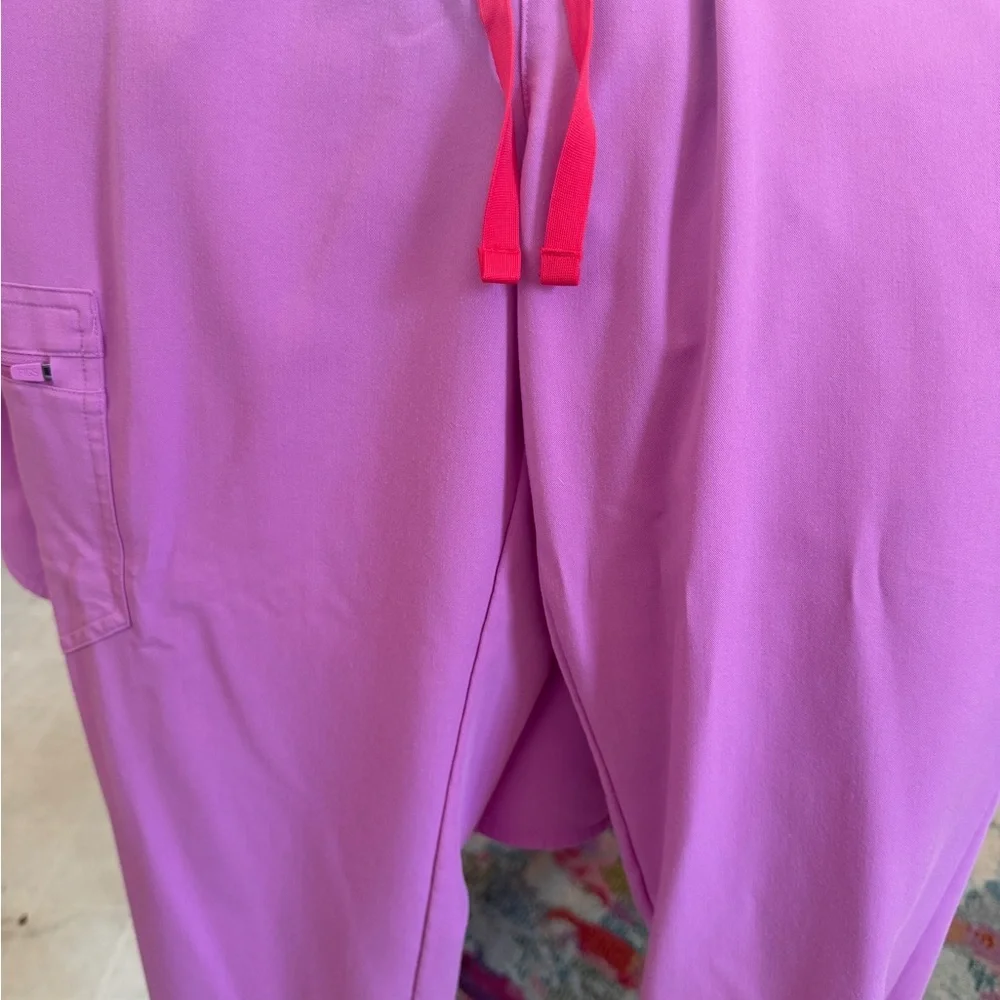 FIGS M oversized  Top in Lavender Pink and M Joggers - Picture 2 of 4
